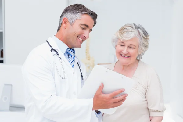 Doctor and patient discussing over reports — Stock Photo, Image