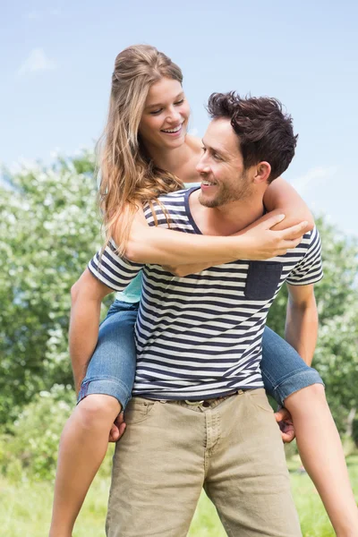 Bonito casal se divertindo no parque — Fotografia de Stock