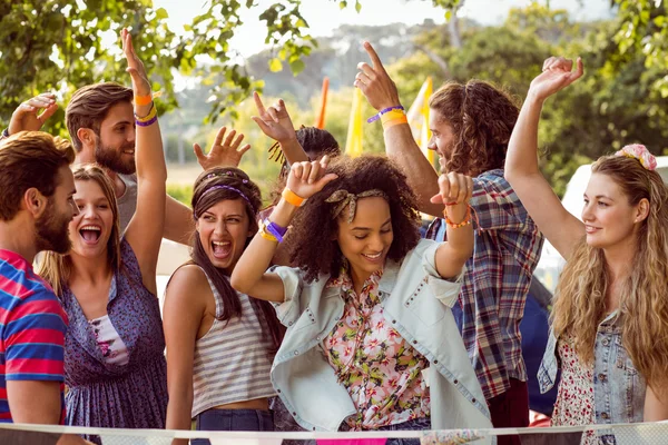 Happy hipsters dansar till musiken — Stockfoto