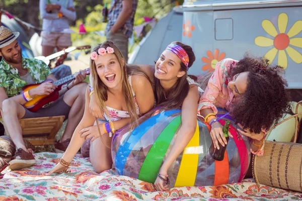 Happy hipsters having fun on campsite — Stock Photo, Image
