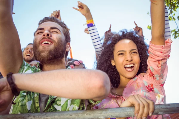 Jeunes excités chantant le long — Photo