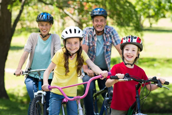 Joyeux famille sur leur vélo au parc — Photo