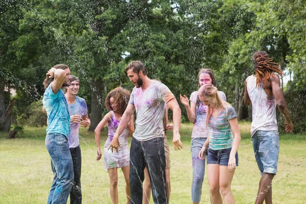 Freunde haben Spaß mit Puderfarbe — Stockfoto