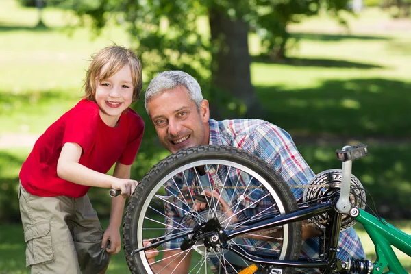 Vader en zoon vaststelling fiets — Stockfoto