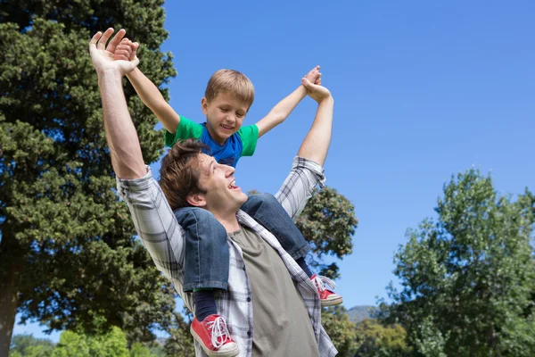 Vader en zoon hebben plezier in het park — Stockfoto