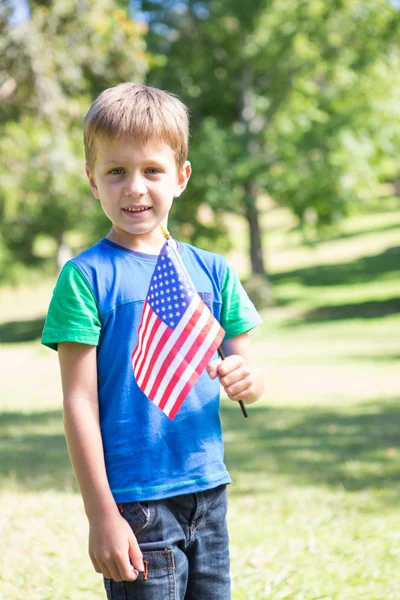 Liten pojke viftade amerikanska flaggan — Stockfoto