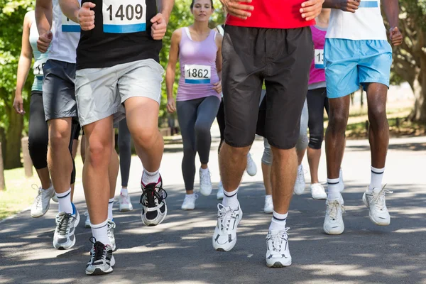 Ajustar a la gente corriendo carrera en parque — Foto de Stock