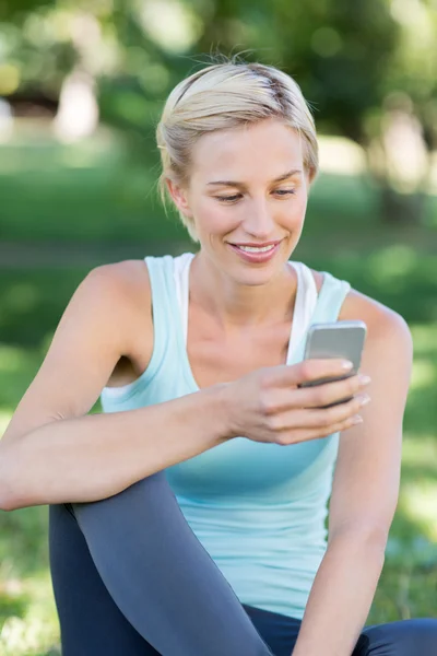 Pretty blonde using smartphone — Stock Photo, Image