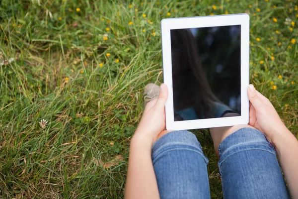 Woman using tablet in park — Stock Photo, Image