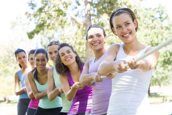 Fitness grupp leka dragkamp — Stockfoto