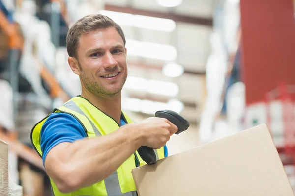 Sonriente paquete de escaneo de trabajador manual — Foto de Stock