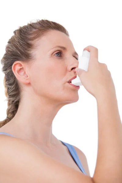 Женщина использует ингалятор для лечения астмы — стоковое фото
