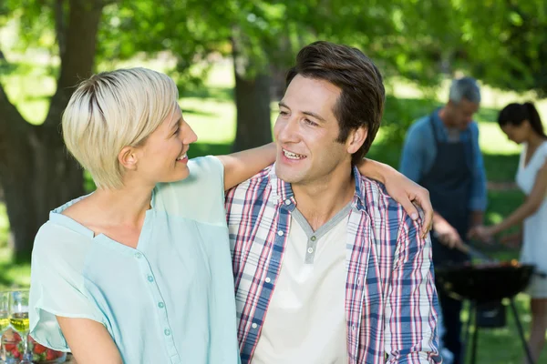 Gelukkige paar glimlachen — Stockfoto