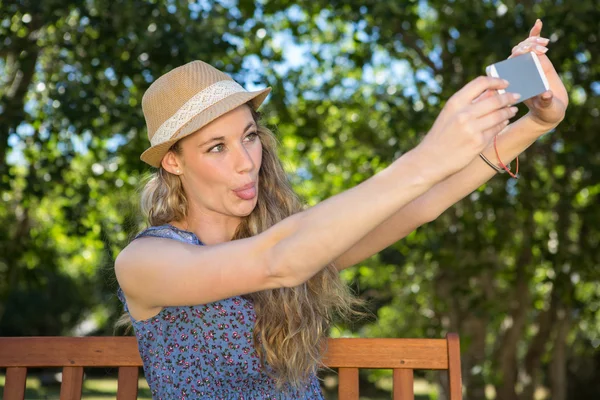 Jolie blonde prenant un selfie — Photo