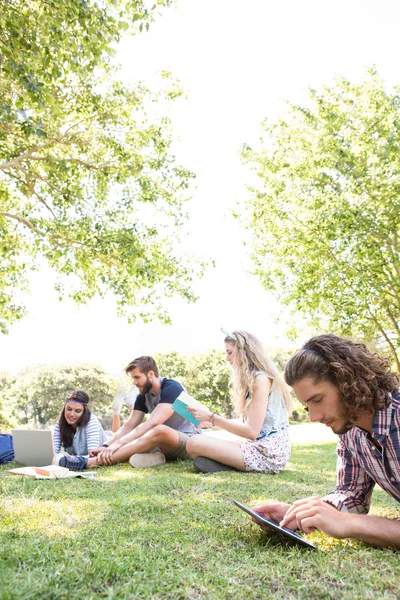 Compañeros de clase revisando juntos en el campus — Foto de Stock