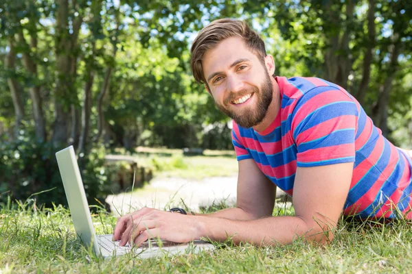 Hipster usando laptop no parque — Fotografia de Stock