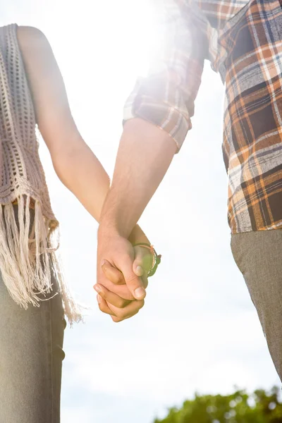 Couple tenant la main dans le parc — Photo