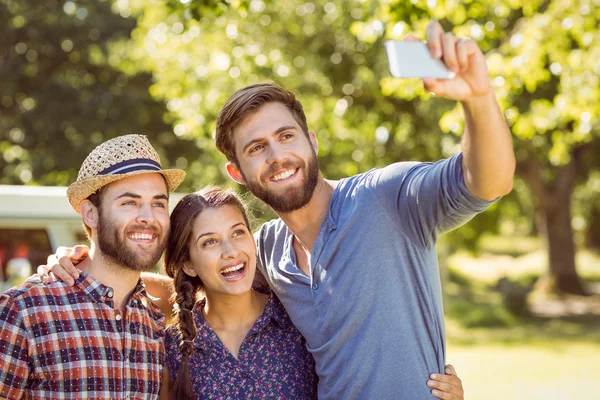 Hipster vänner att ta en selfie — Stockfoto