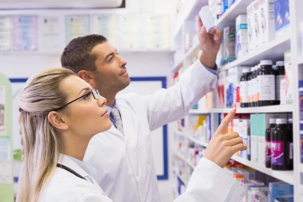 Equipa de farmacêuticos a olhar para a medicina — Fotografia de Stock