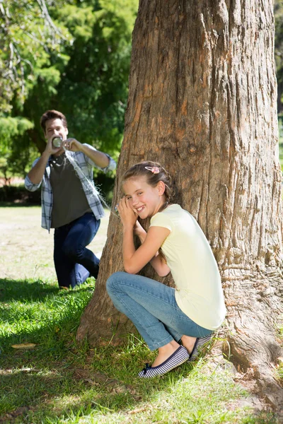 Père et fille jouent dans le parc — Photo