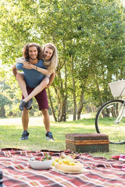 Linda pareja teniendo un picnic — Foto de Stock