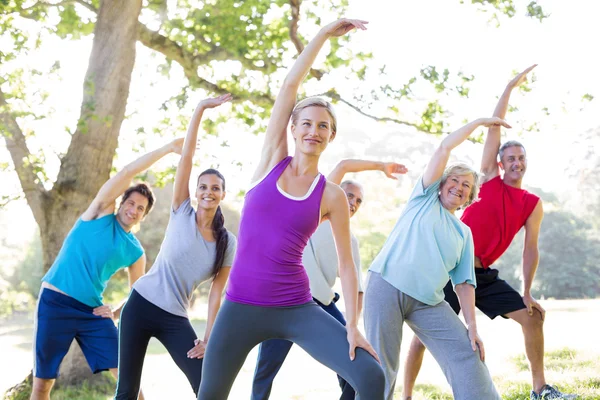 Happy athletic gruppträning — Stockfoto