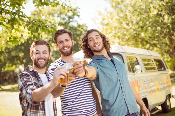 Hipster vänner har en öl tillsammans — Stockfoto