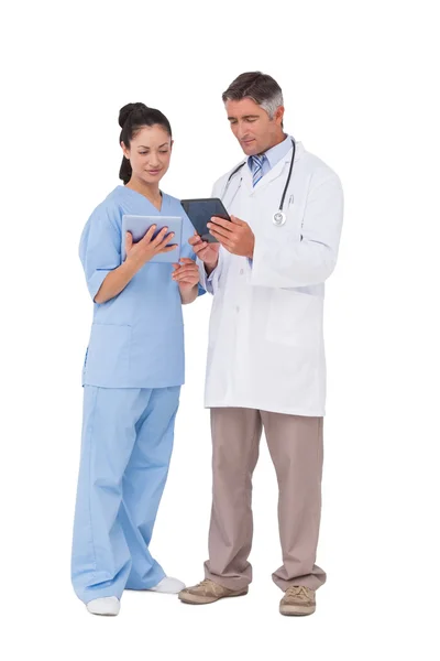 Lékař a sestra pomocí tablet — Stock fotografie