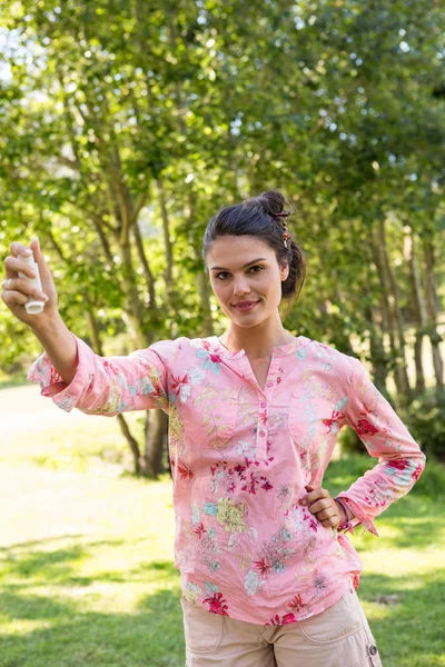 Pretty brunette using her inhaler — Stock Photo, Image