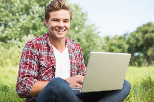 Man met laptop in park — Stockfoto