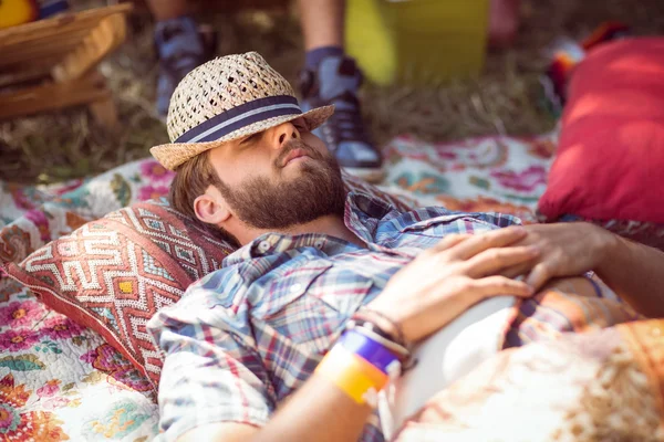 Bonito hipster relaxante no parque de campismo — Fotografia de Stock