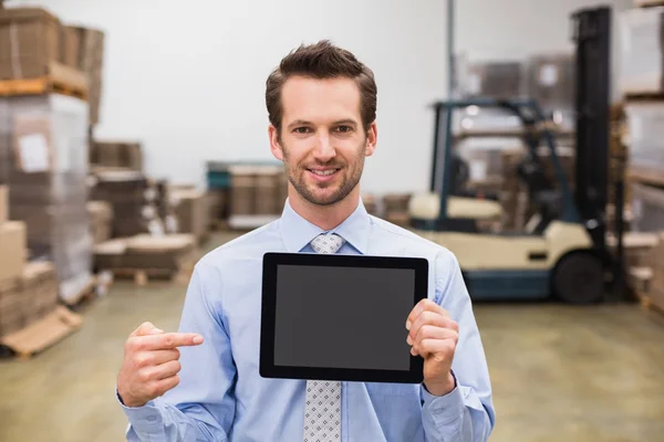 Administrador de almacén mostrando PC tableta — Foto de Stock