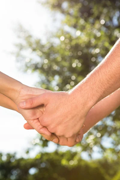 Coppia che si tiene per mano nel parco — Foto Stock