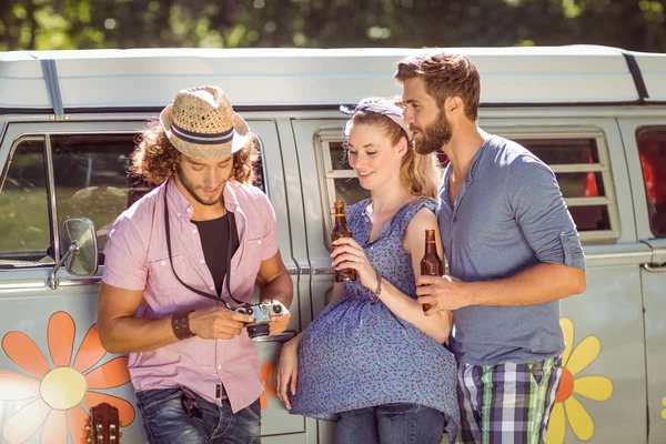 Hipster friends chatting and drinking — Stock Photo, Image