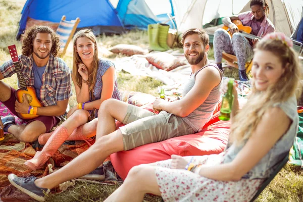 Hipster amüsieren sich auf ihrem Zeltplatz — Stockfoto