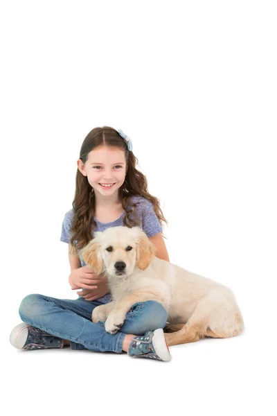 Kis lány ül a kutya a lába — Stock Fotó