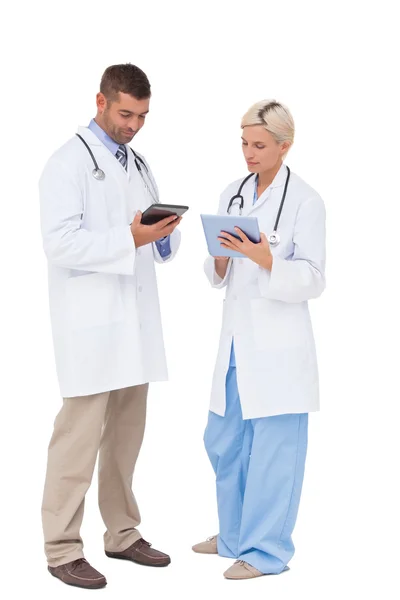 Doctors discussing something on clipboard — Stock Photo, Image