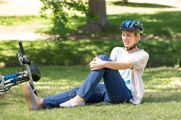 Injured blonde touching her painful knee — Stock Photo, Image