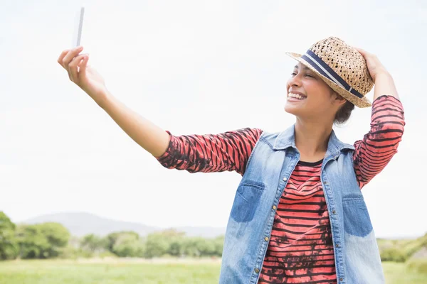 Pretty brunette taking selfie in park — Stock Photo, Image