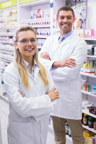 Team di farmacisti che sorridono alla telecamera — Foto Stock