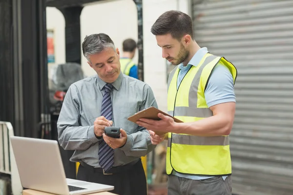 Arbeiter scannen Paket im Lager — Stockfoto