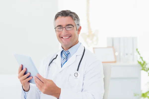 Médico masculino confiante usando comprimido — Fotografia de Stock