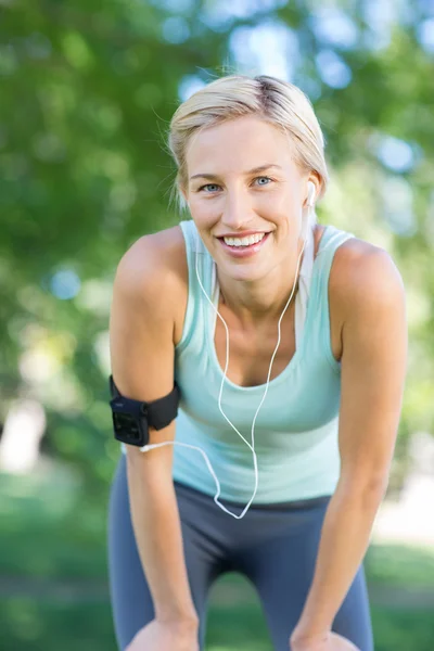 Jolie blonde jogging au parc — Photo