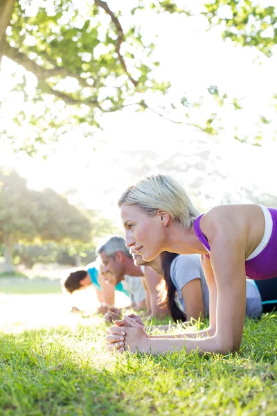 Gelukkig atletische groepstraining — Stockfoto