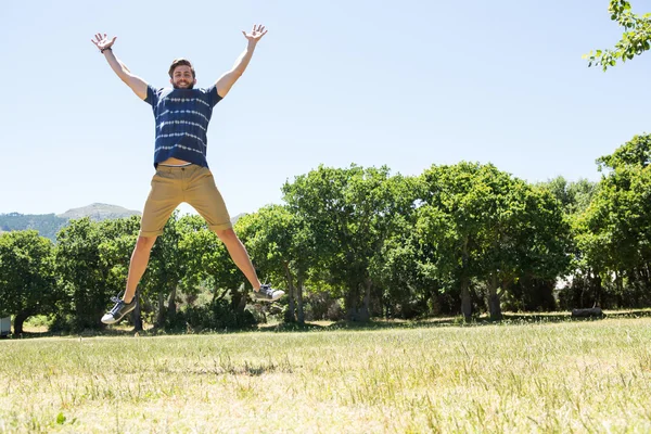 Beau hipster se sentant libre — Photo