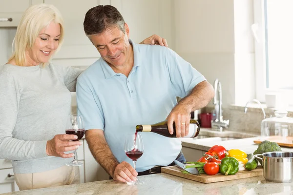 Coppia matura con vino rosso — Foto Stock