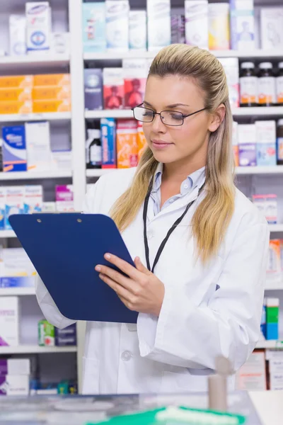 Pharmacist writing on clipboard — Stock Photo, Image