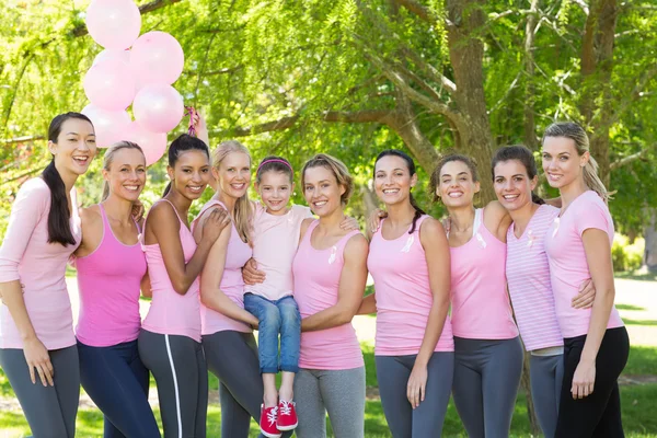 Mujeres sonrientes en rosa para la conciencia del cáncer de mama — Foto de Stock