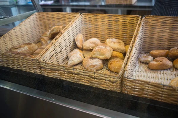 Cestas con panes frescos y deliciosos —  Fotos de Stock