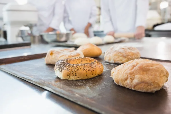 Compañeros de trabajo haciendo rosquillas y pan juntos — Foto de Stock